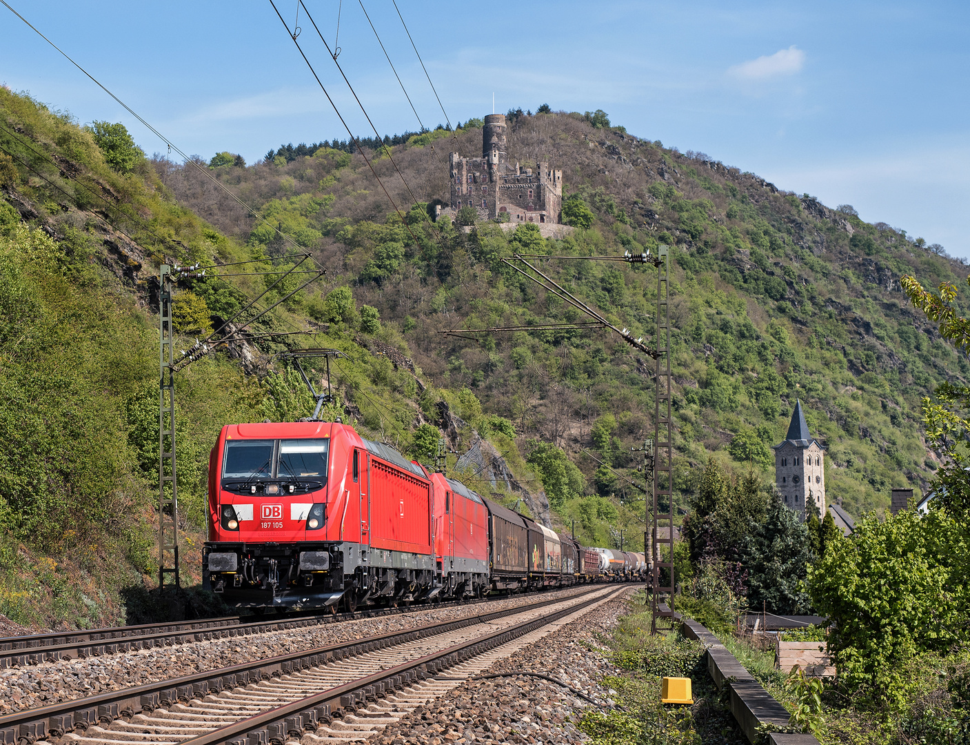 Junge Lok vor alten Mauern