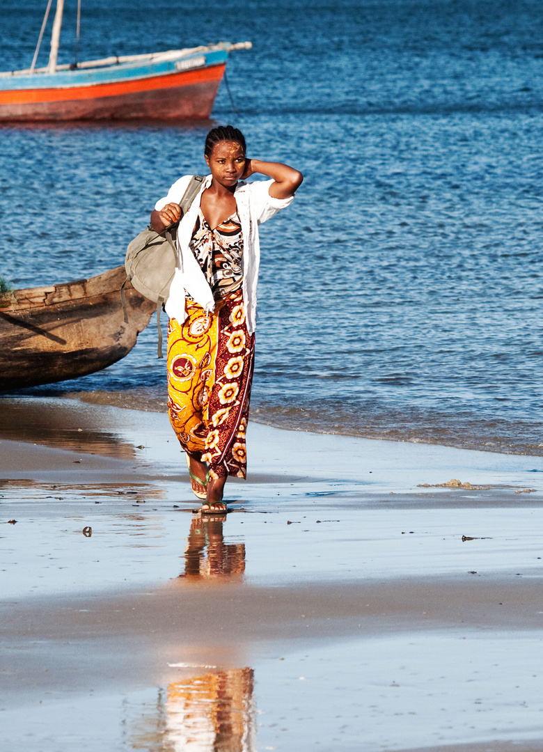 Junge Madagassin am Strand