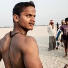 Junge Männer am Strand