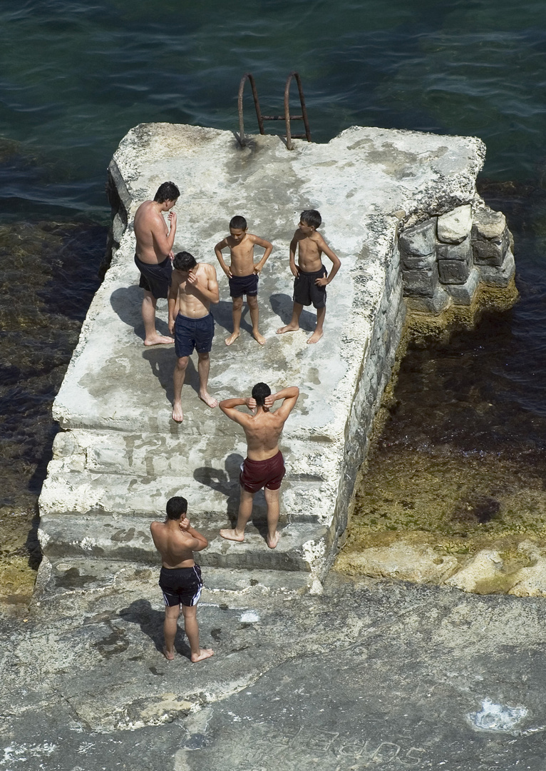junge Männer am Wasser - Malta