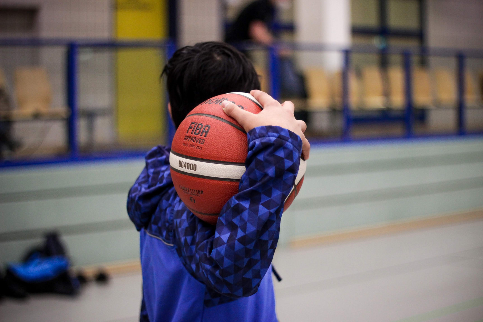 Junge mit Basketball