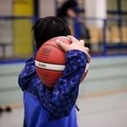 Junge mit Basketball