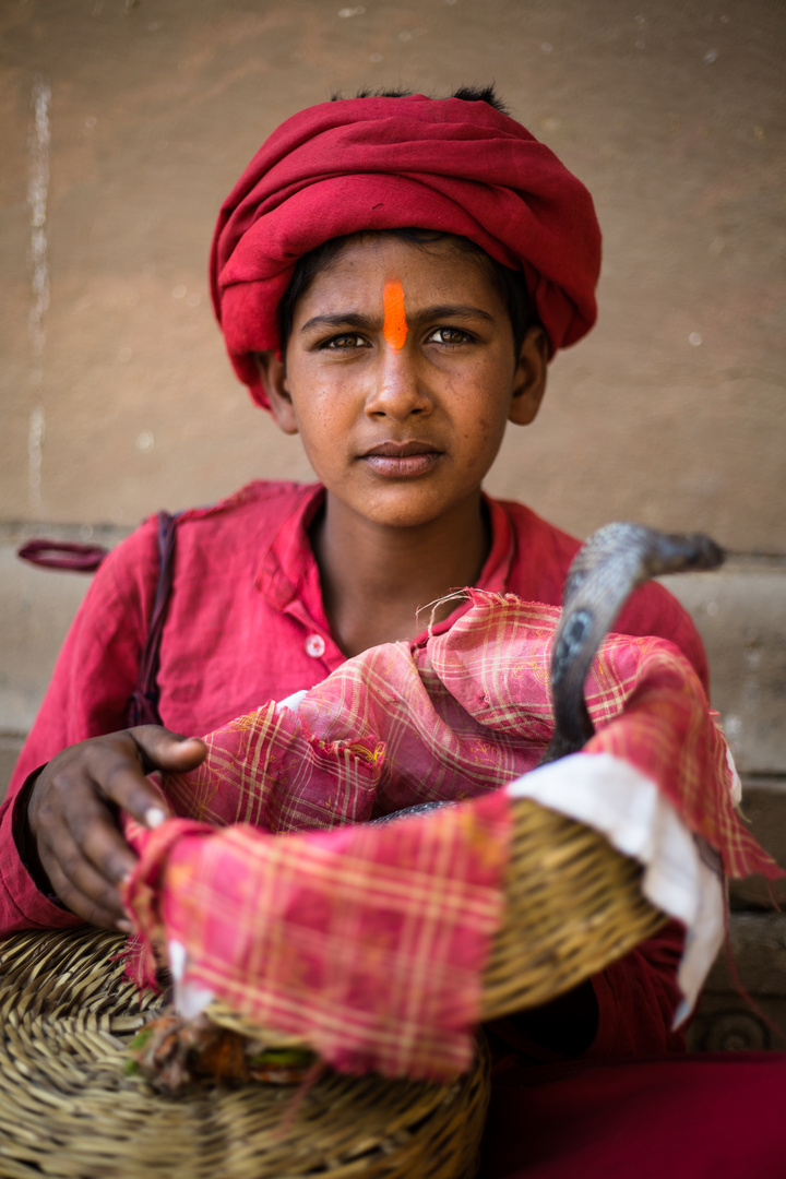 Junge mit Kobra in Varanasi 