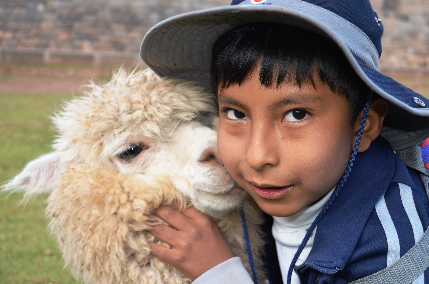 Junge mit Lama in Cusco, Peru