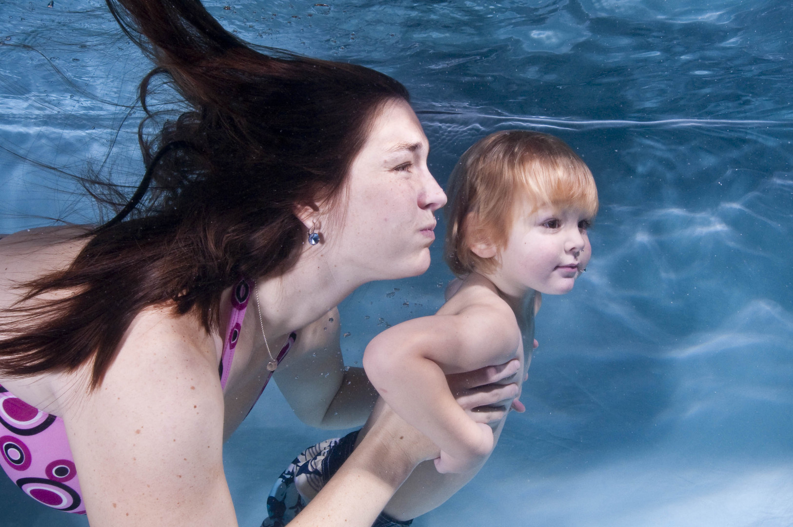 Junge mit Mutter Unterwasser