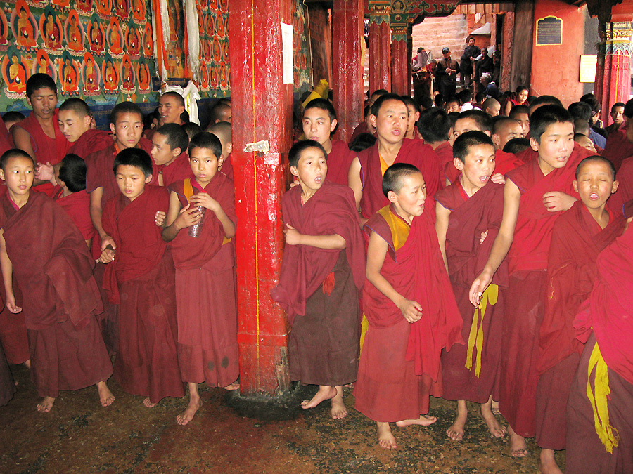 Junge Mönche im Tashilunpo Kloster voller Lebensfreude