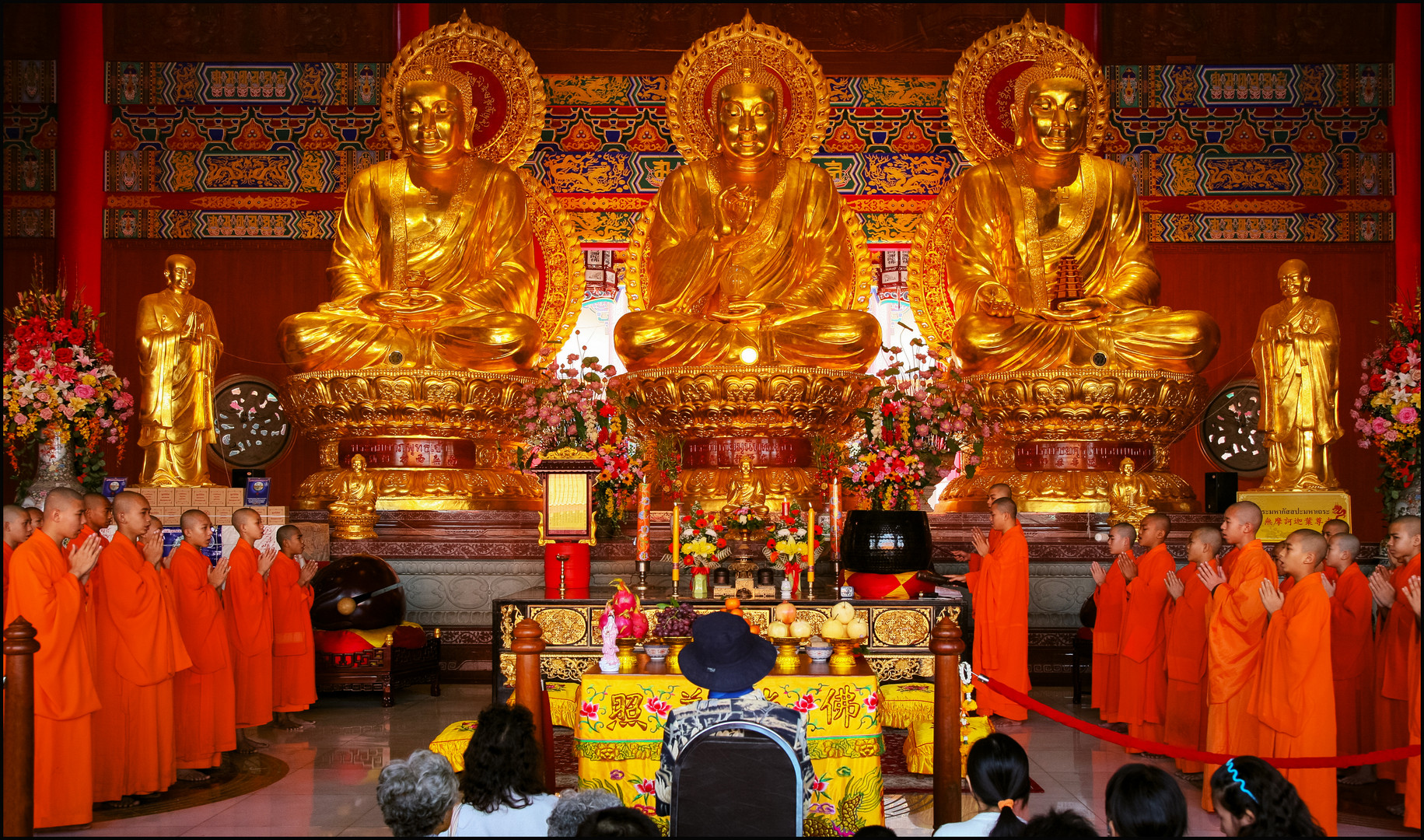 Junge Mönche im Wat Phai Rong Wua in Suphan Buri in Zentral-Thailand