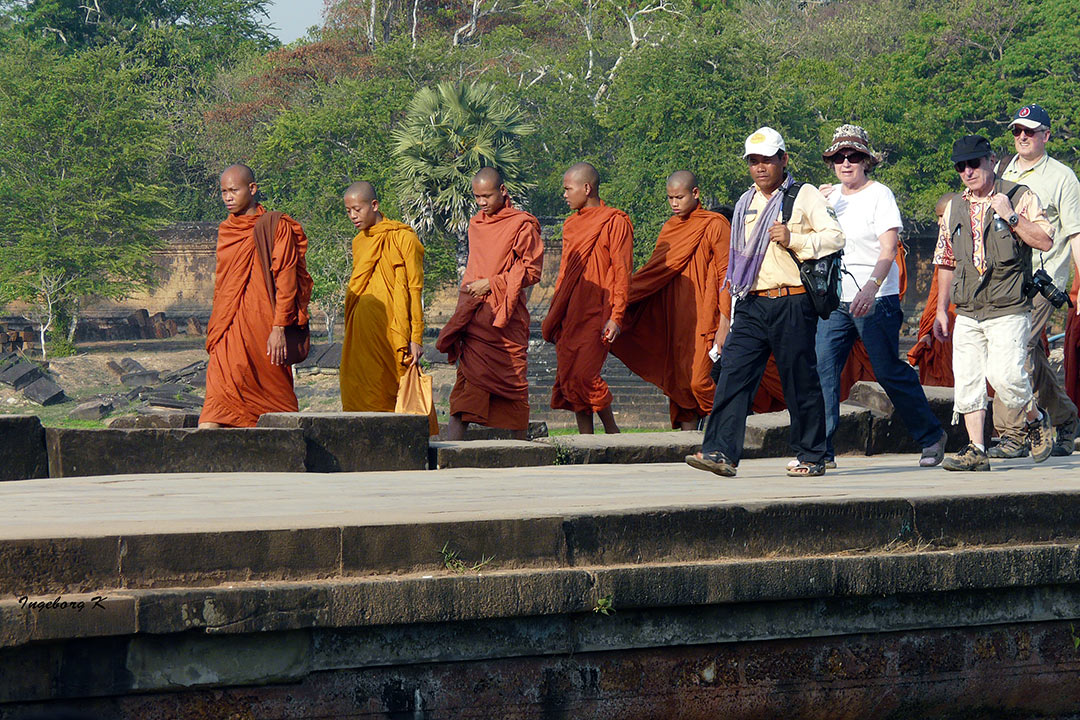 Junge Mönche und Besucher - Angkor-Wat