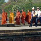 Junge Mönche und Besucher - Angkor-Wat