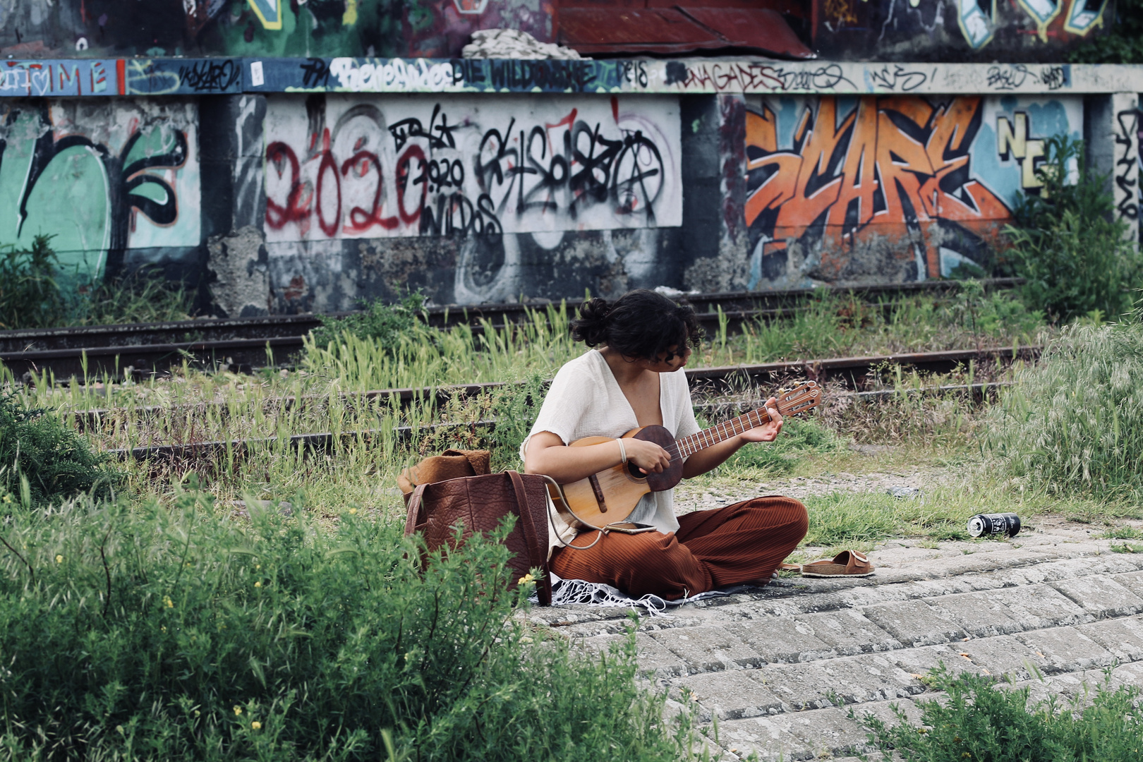 junge Musikerin am Hafen 