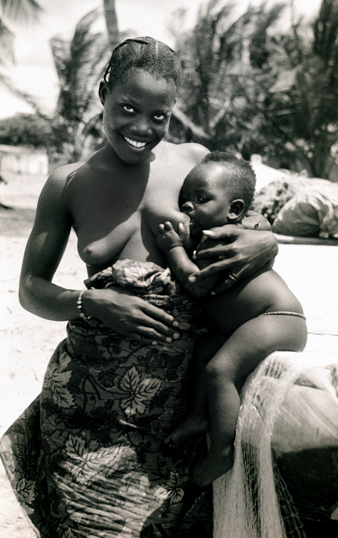 Junge Mutter in Monogaga, Elfenbeinküste