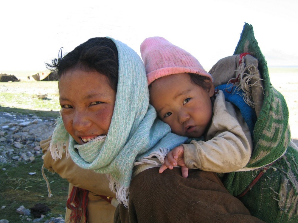 Junge Mutter mit Kind am Namtso, Tibet