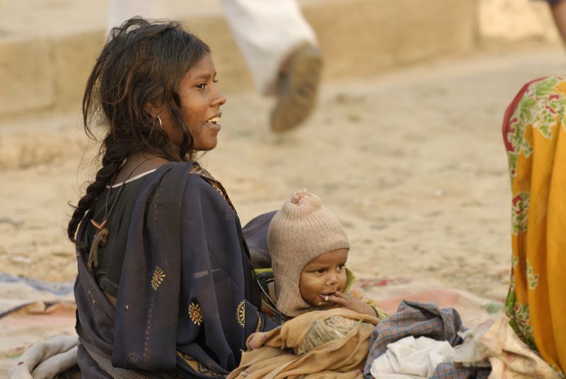 Junge Mutter mit Kind beim Betteln am Assi-Ghat