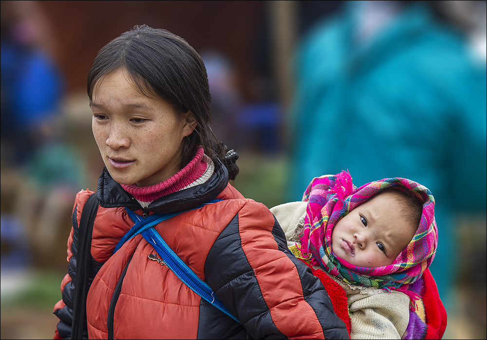 junge Mutter mit Kind besucht den Markt