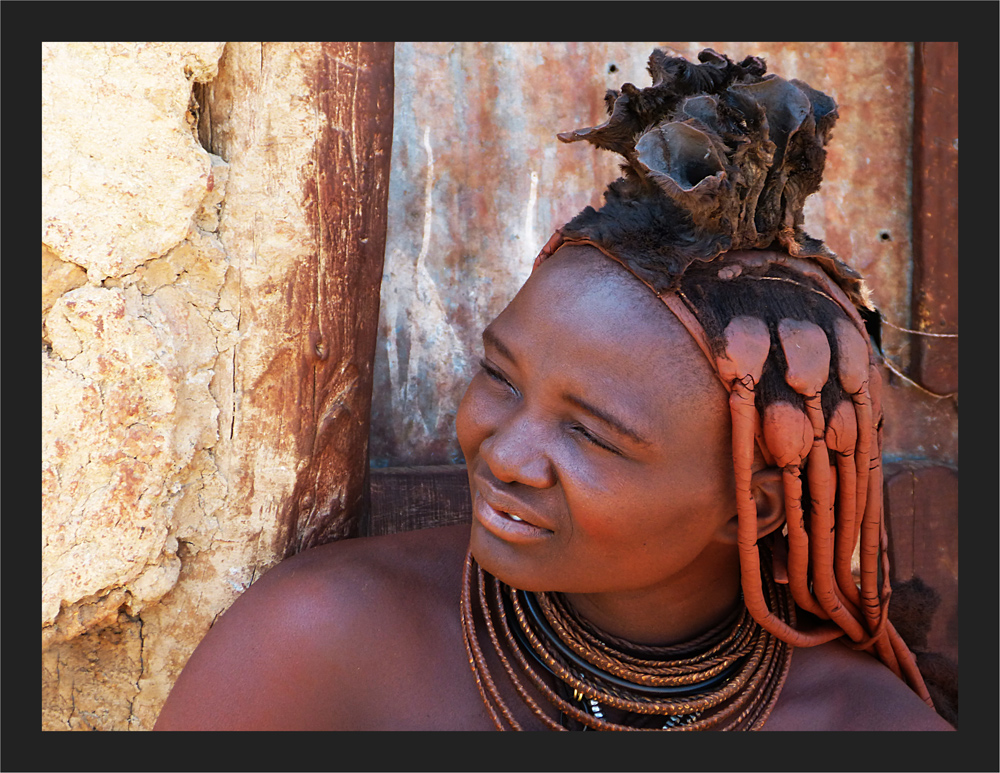 Junge Omu-Himba Frau
