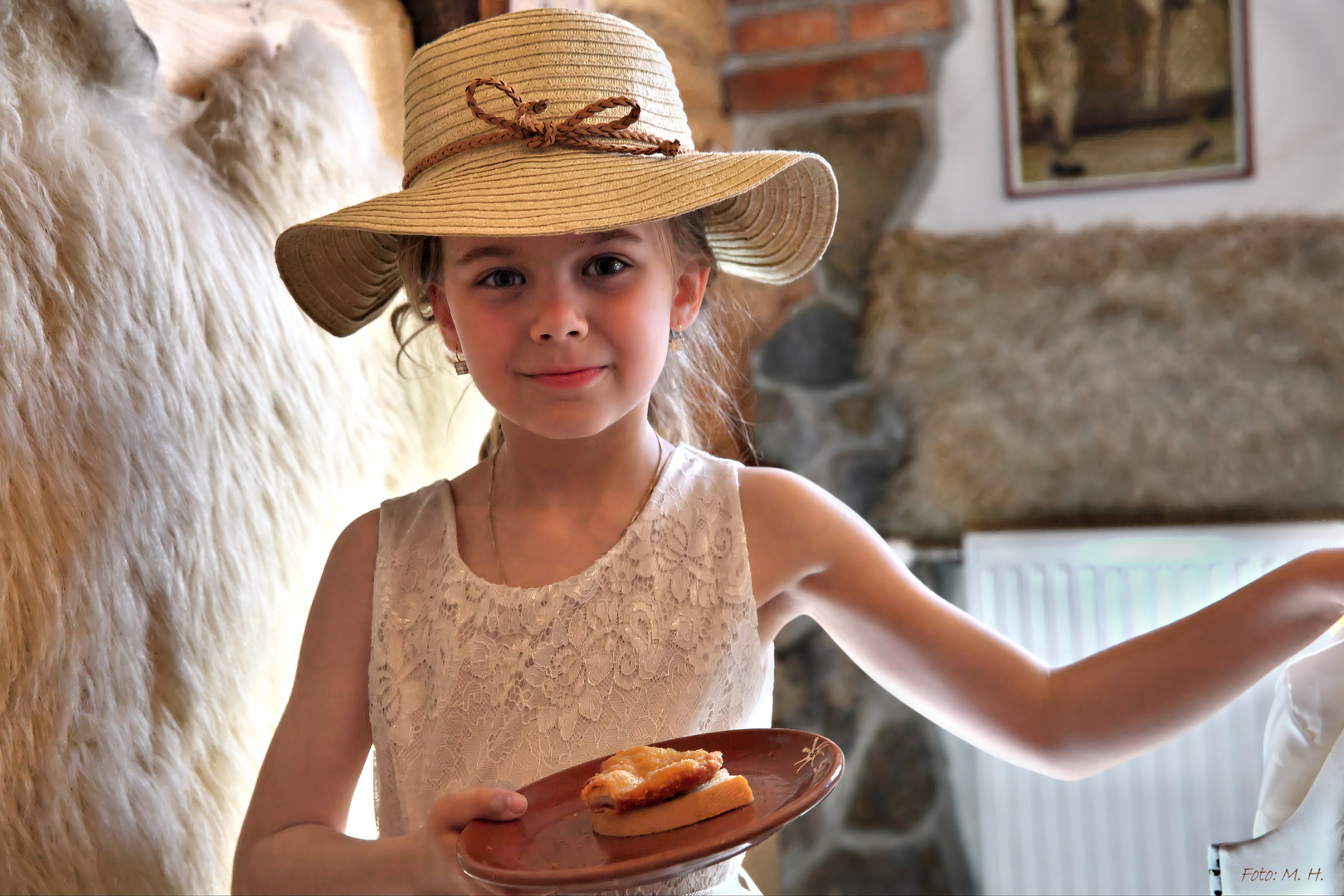 Junge Prinzessin mit Hut und Schnitzelbrot