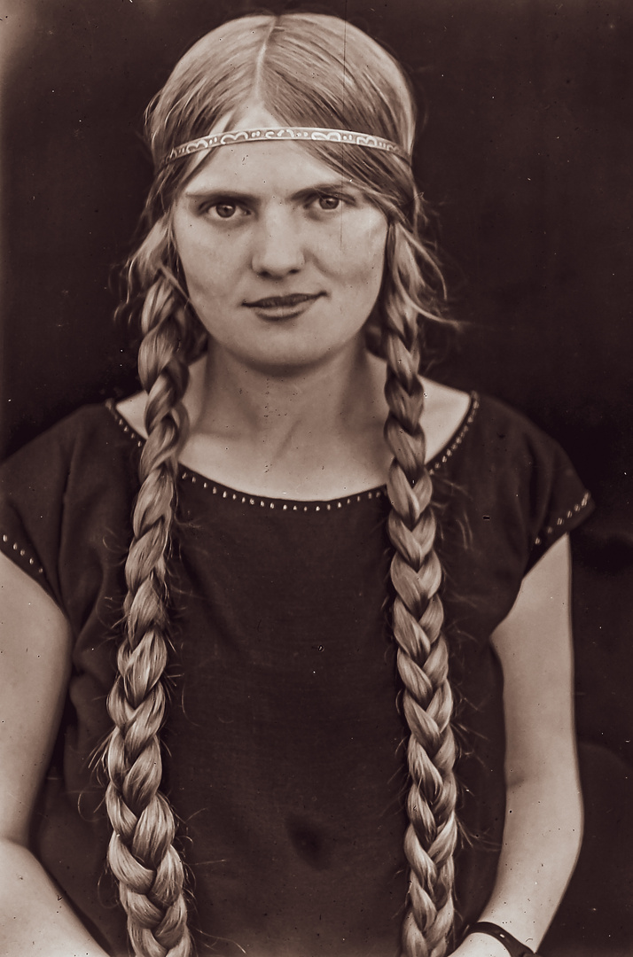 Junge Solingerin im Jahre 1924...    .120_2822
