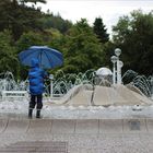 Junge spielt am Brunnen