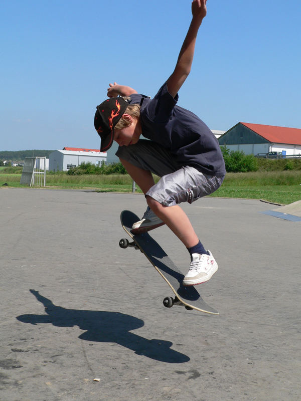 Junge springt mit Skateboard