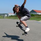 Junge springt mit Skateboard