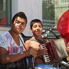 Junge Straßenmusiker