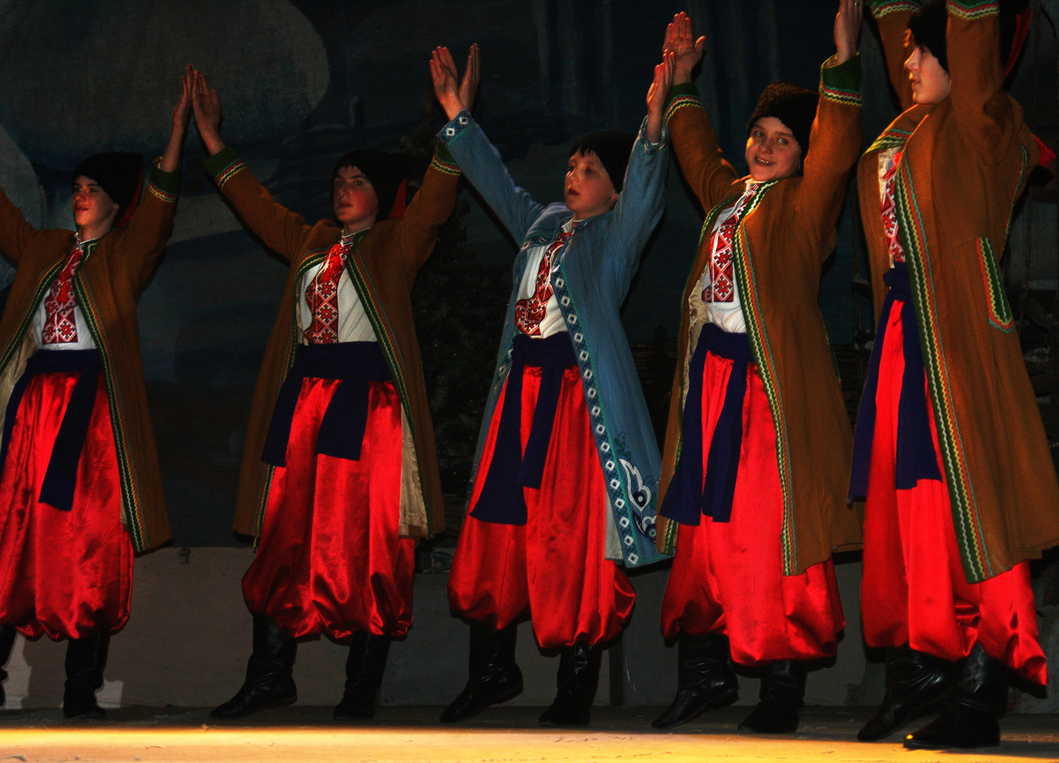 Junge tanzende Ukrainer