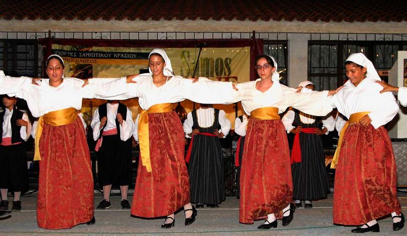 Junge Tanzgruppe aus dem Fischerort KOKKARI.Samos.Greece