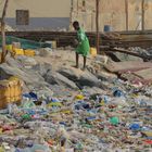 Junge vor den Müllbergen des Strandes von Guet Nadar (St. Louis, Senegal)