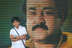 Junge vor Plakat eines Filmstars in Kerala,Indien