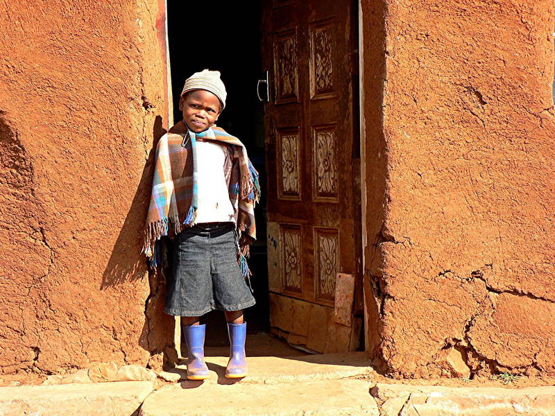 Junge vor seinem Haus in Malealea/ Lesotho