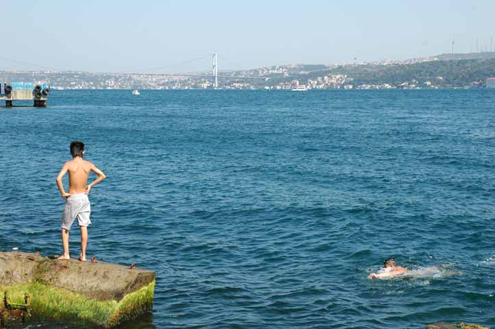 jungen am meer mit brücke