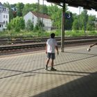 Jungen spielen Fussball auf Deutschlands längstem Bahnsteig in Gößnitz 1