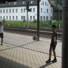 Jungen spielen Fussball auf Deutschlands längstem Bahnsteig in Gößnitz 3