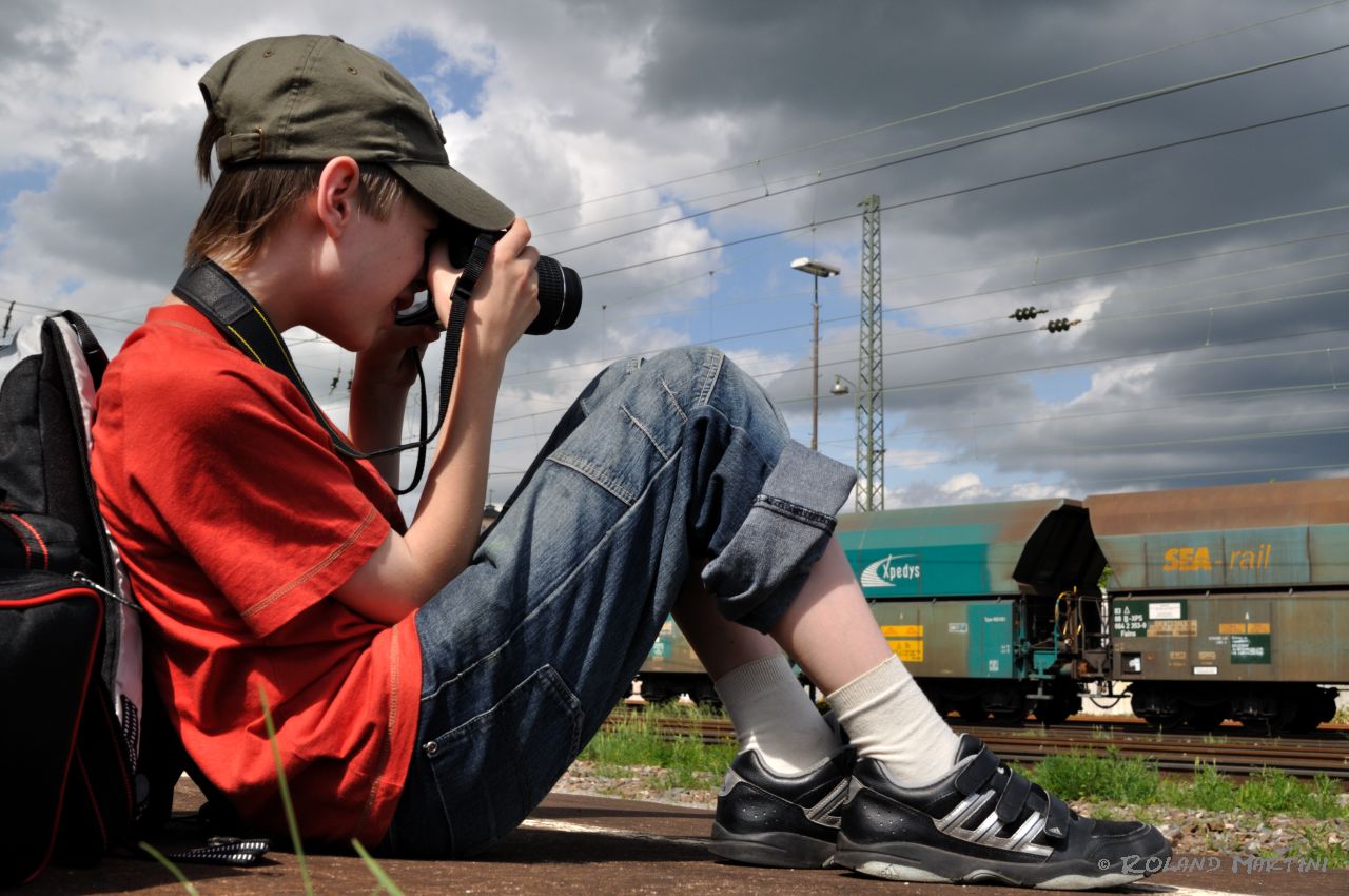 Junger Eisenbahnfotograf