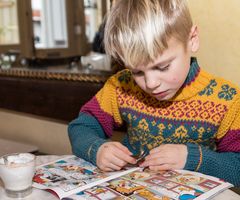 junger Gast im Kaffeehaus