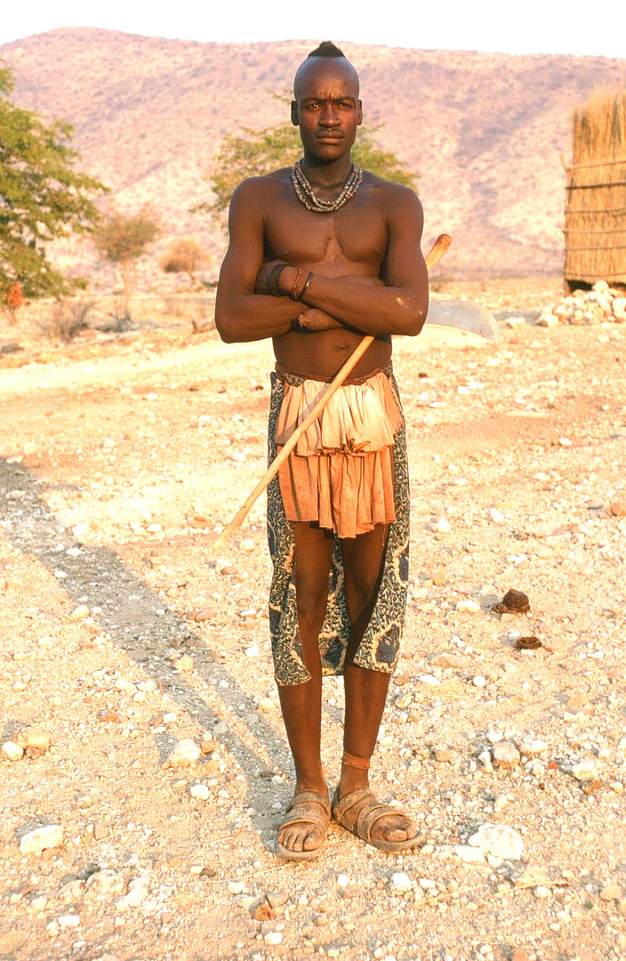 Junger Himba im Norden Namibias am Kunene