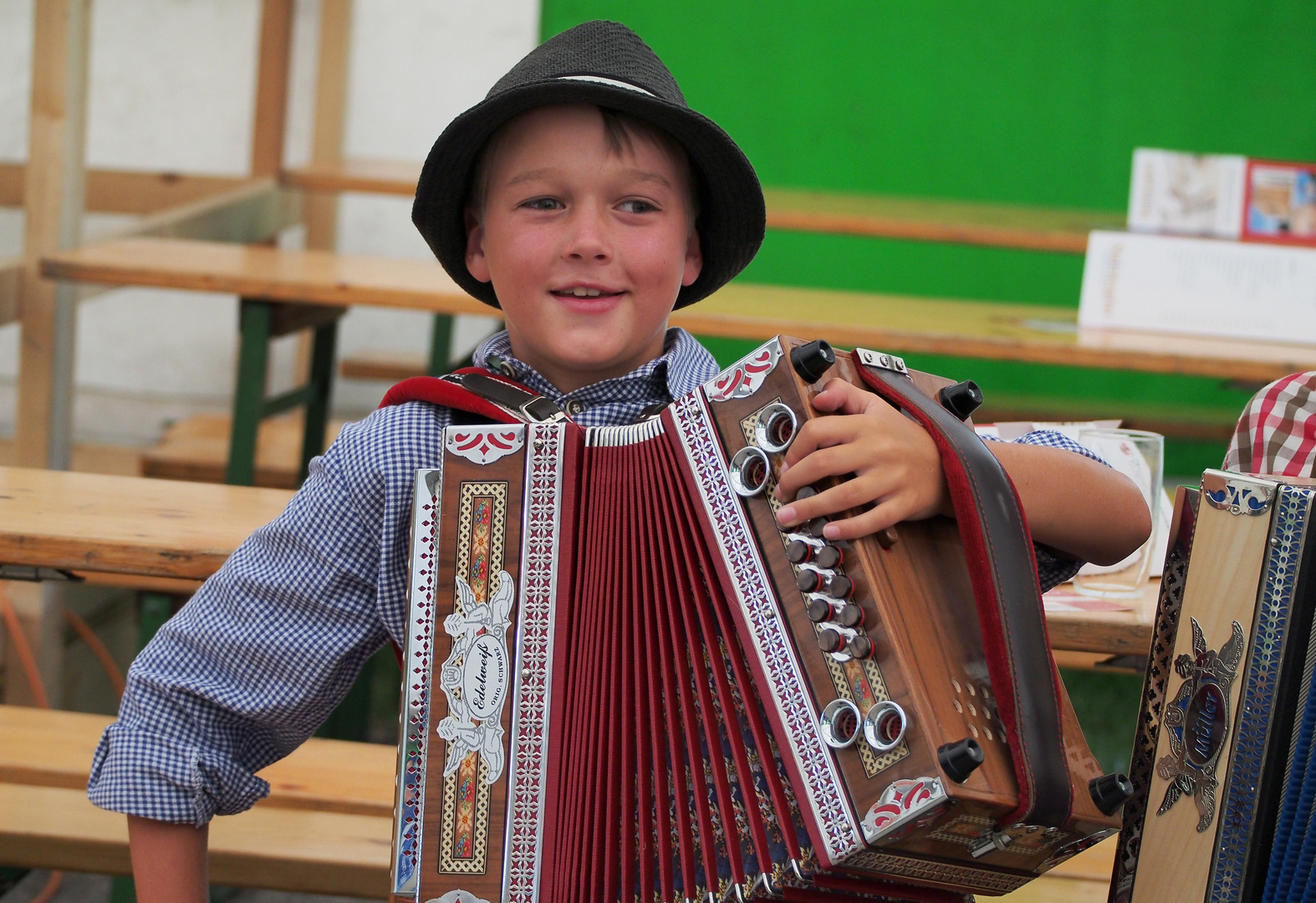 Junger Knöpferlharmonika Spieler Zeltfest in St Gotthard