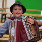 Junger Knöpferlharmonika Spieler Zeltfest in St Gotthard