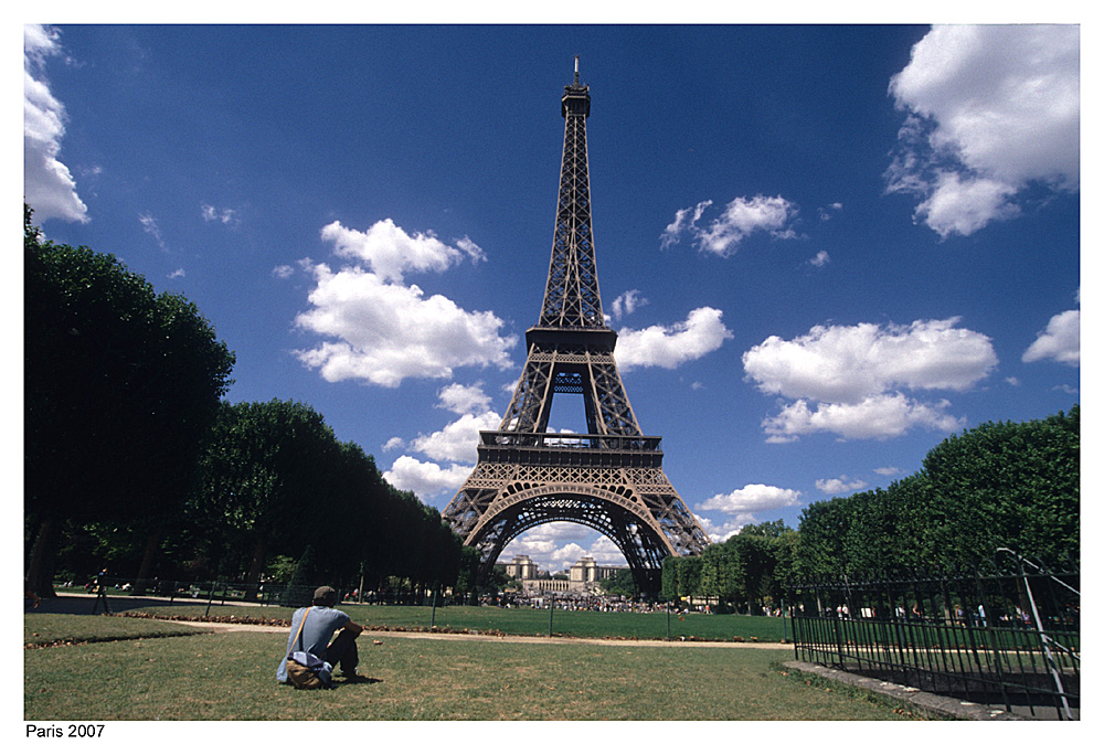 Junger Mann am Eiffelturm