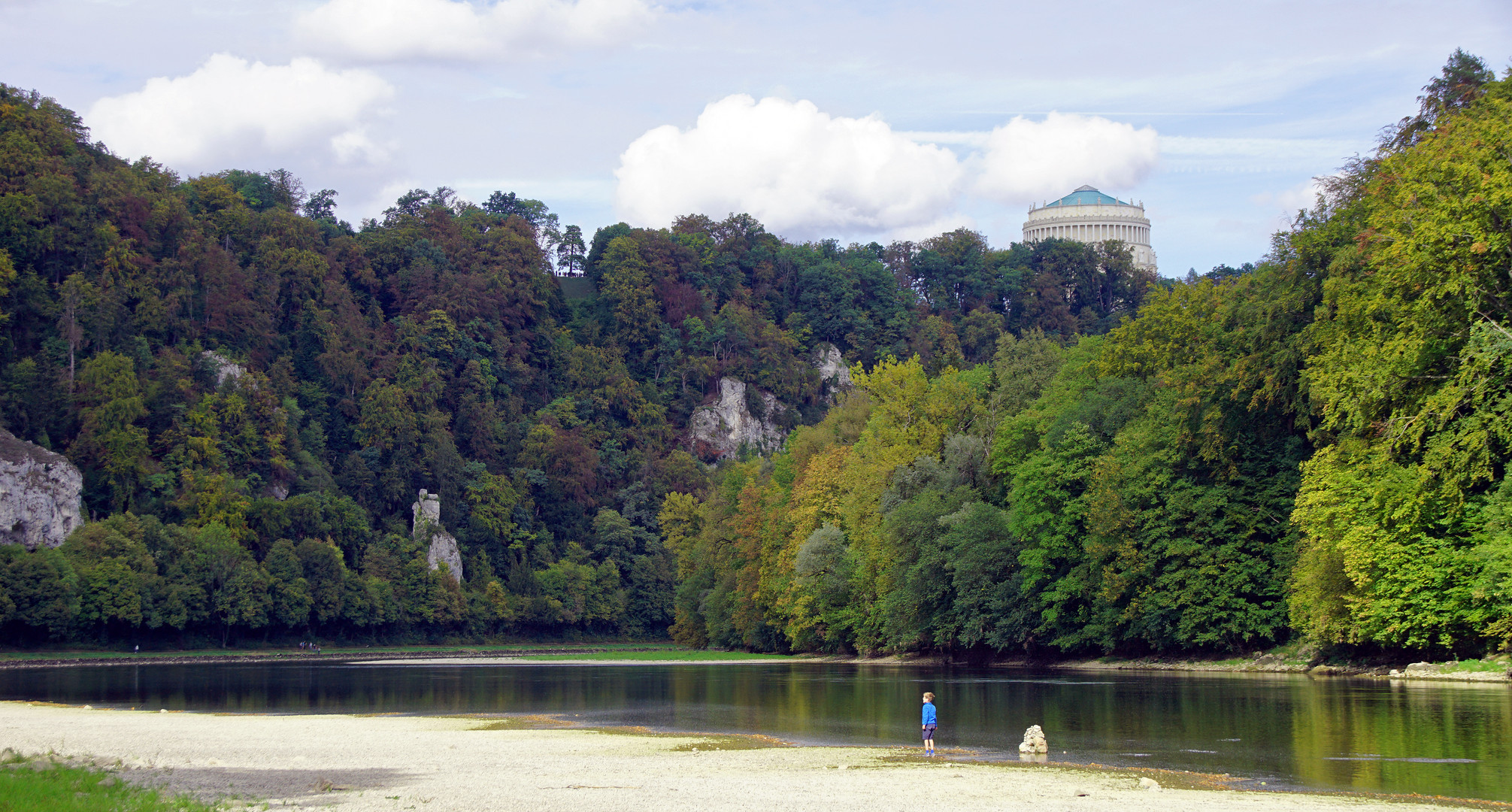 Junger Mann an der Donau