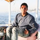 junger Mann  Boot Luxor story