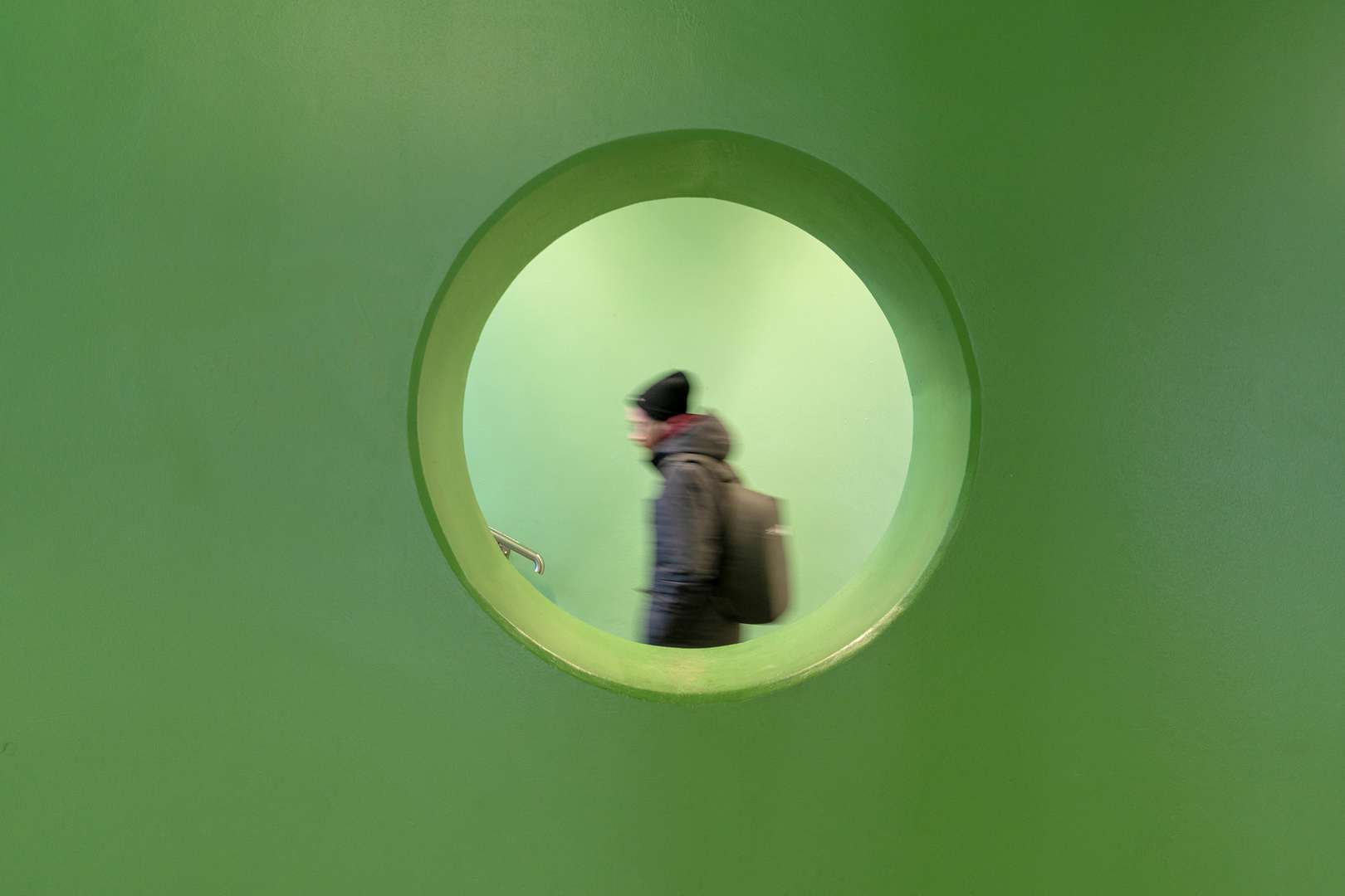 junger Mann im grünen Tunnel