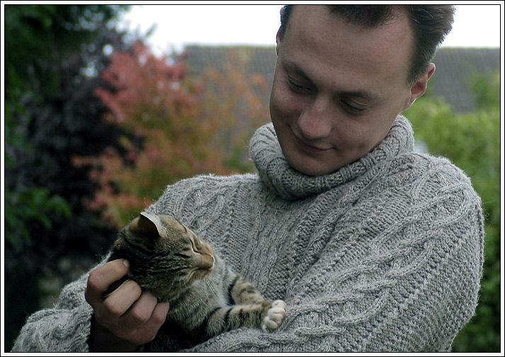 Junger Mann mit Katze