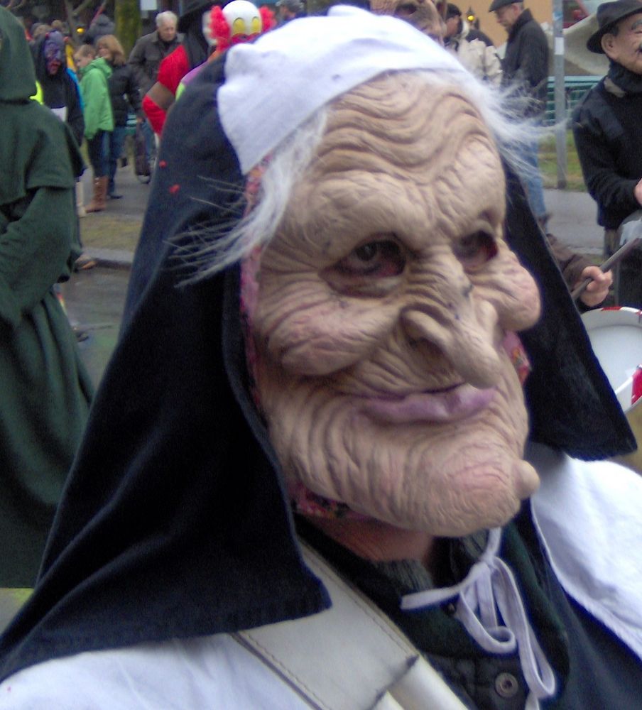 Junger Mann verkleidet als alte Frau Foto & Bild ...