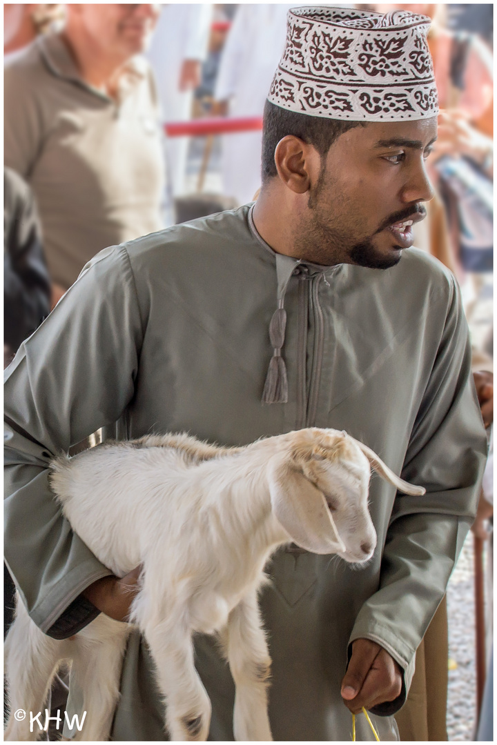 Junger Omani mit seinem Lamm auf dem Viehmarkt in Nizwa