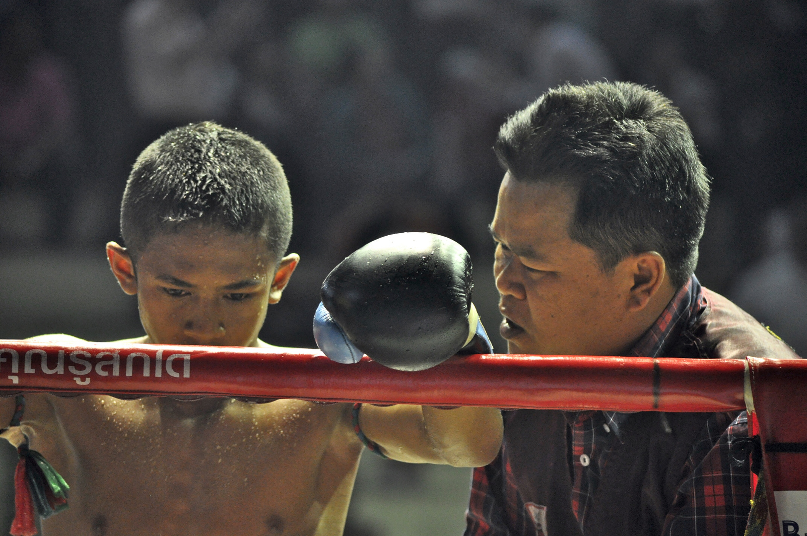 Junger Thai Boxer in der Ringpause seines Kampfes in Bangkok