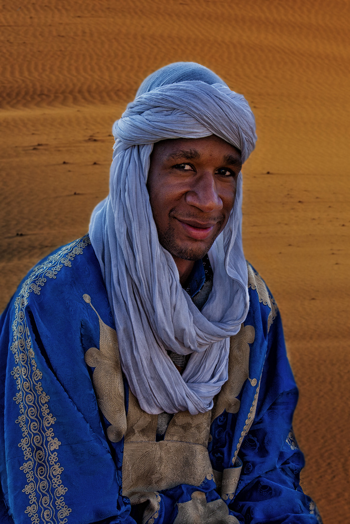 Junger Tuareg in der Wüste