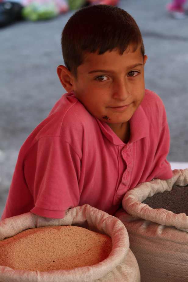 Junger Verkäufer auf dem Markt in Kayseri (Türkei)