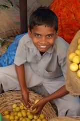 Junger Zitronenverkäufer in Indien