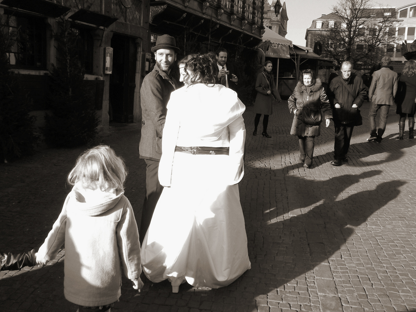 Junges Hochzeitspaar auf dem Weg zur Kirche